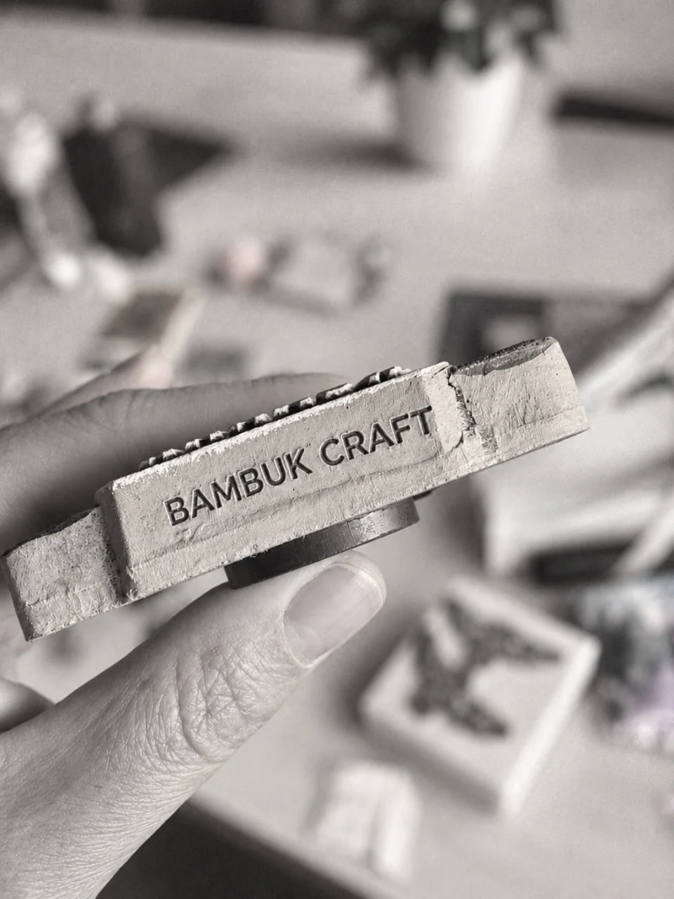 Гіпсовий виріб з гравіюванням Bambuk Craft у руках майстра